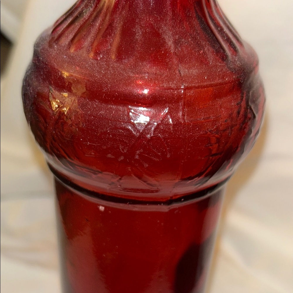 Elegant Red Glass Bottle - Picture 4 of 4